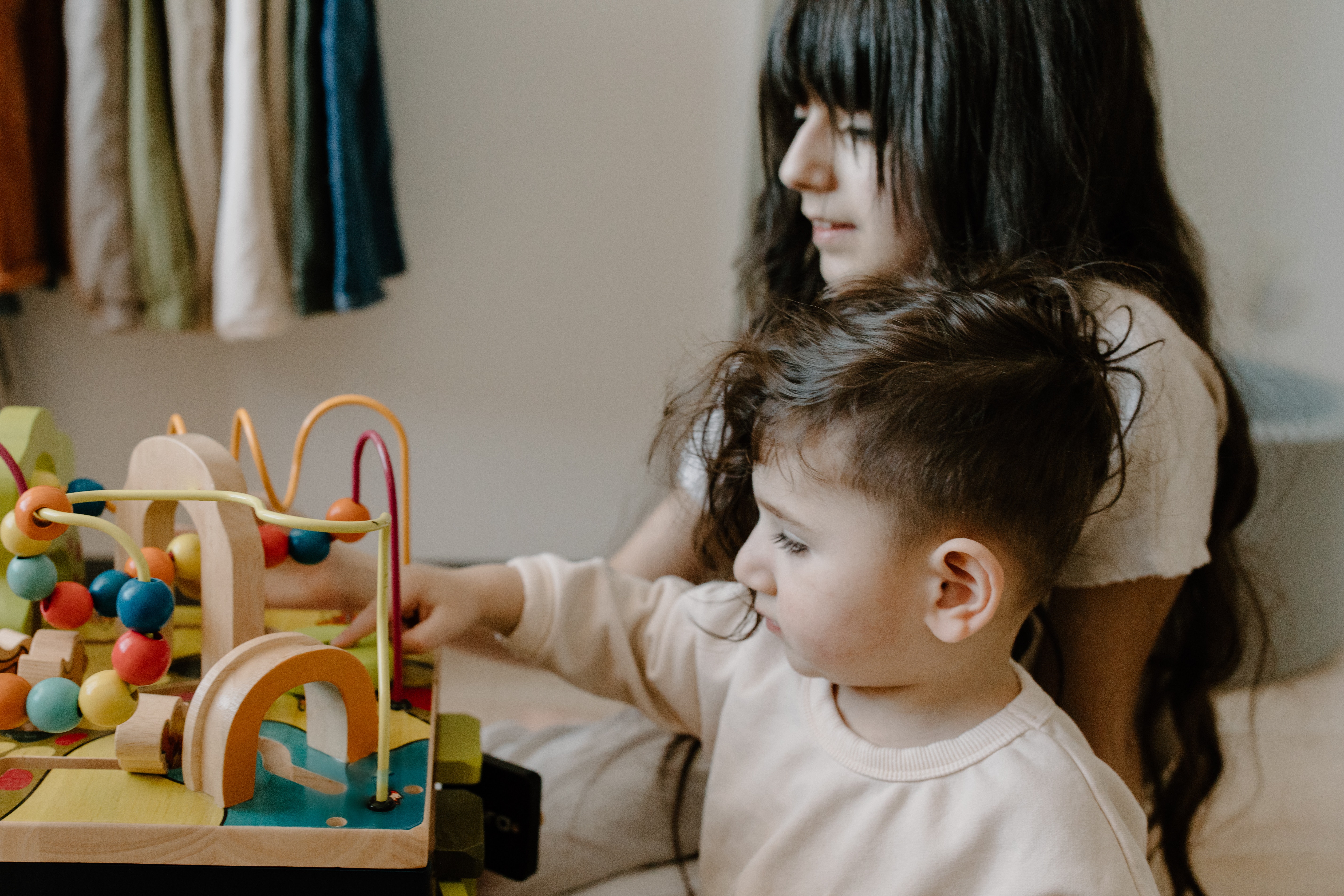 Was ist Montessori Pädagogik? – Erziehung, Material & Spielzeug