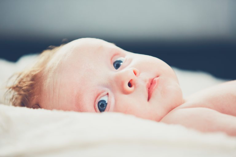 Ab wann sehen Babys? – Was, wie weit & wie sieht ein Baby? – Entwicklung Sehvermögen