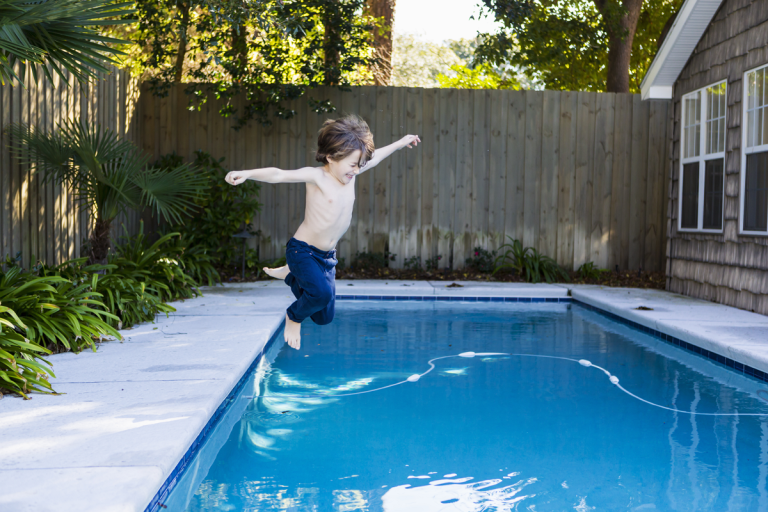 Wie viel kostet ein Swimmingpool im Garten? – Beispiele & Kindersicherung