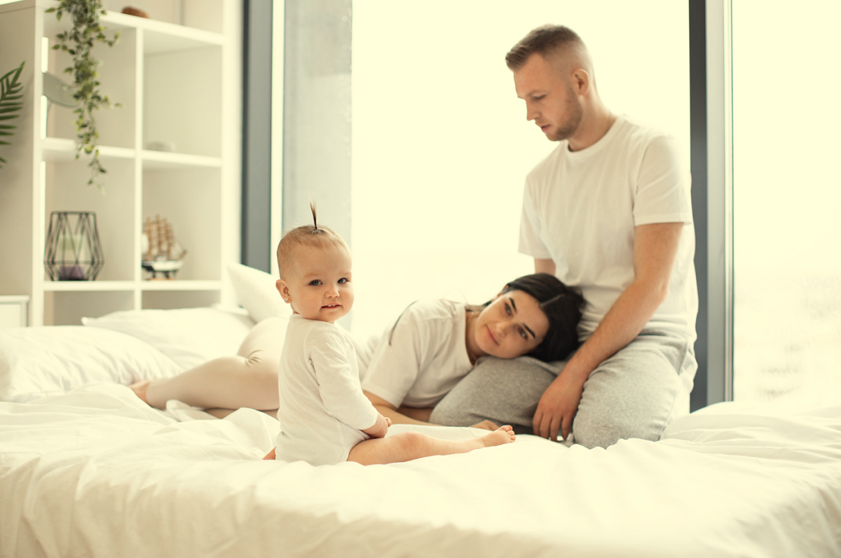 Kind schläft im Elternbett - Tipps & FAQ und Empfehlungen beachten